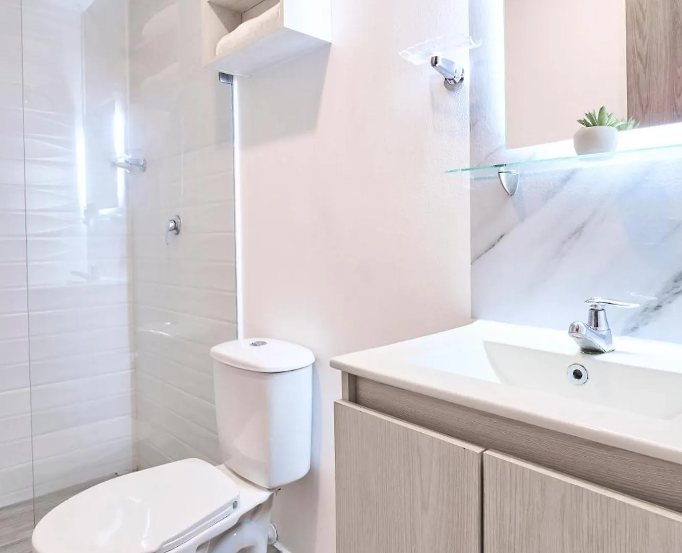 Apartment El Poblado Area 4 Bedroom 2 Bathroom With Terrace Medellin Colombia